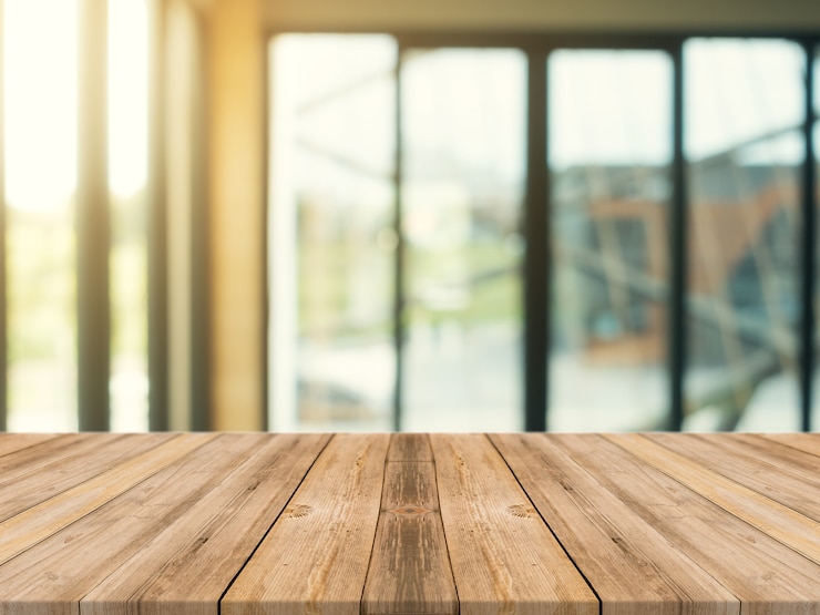 Foto piano d'appoggio vuoto del bordo di legno sopra di fondo vago. la tavola di legno marrone di prospettiva sopra sfuocatura nel fondo della caffetteria - può essere usata derisione su per i prodotti del montaggio visualizzi o progetti la disposizione visiva chiave.