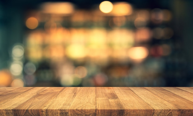 Piano del tavolo con struttura in legno con bokeh oro chiaro sfocatura in caffetteria, ristorante