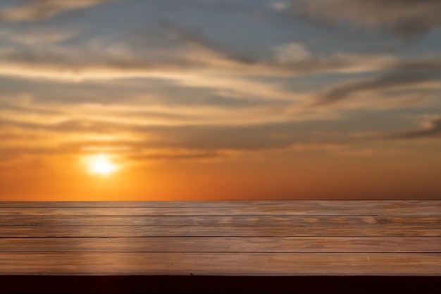 Piano del tavolo con vista al tramonto sfocata.