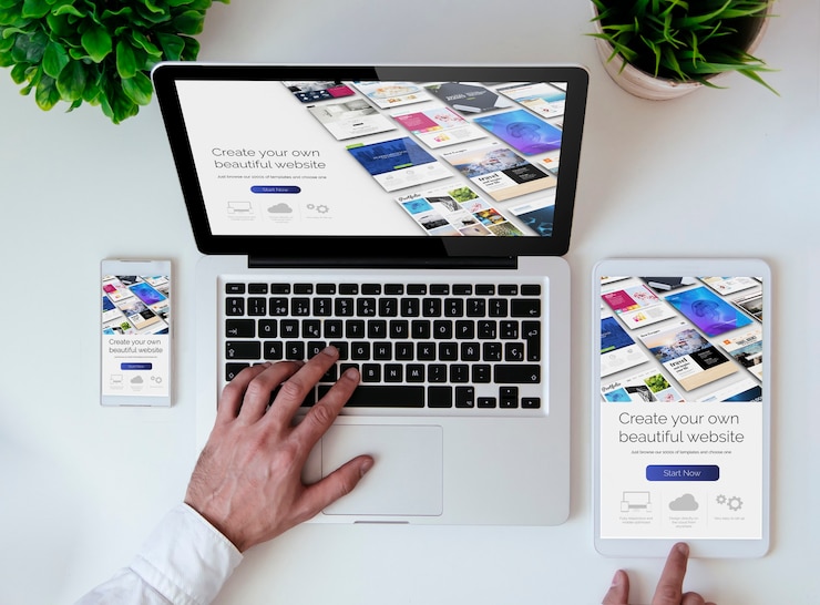 Foto piano del tavolo da ufficio con tablet, smartphone e laptop che mostra il costruttore di siti web