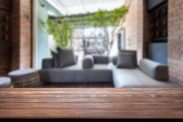 Piano del tavolo e terrazza sfocata con un grande divano sullo sfondo.
