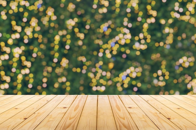 Piano del tavolo in legno vuoto con albero di Natale sfocato con sfondo chiaro bokeh