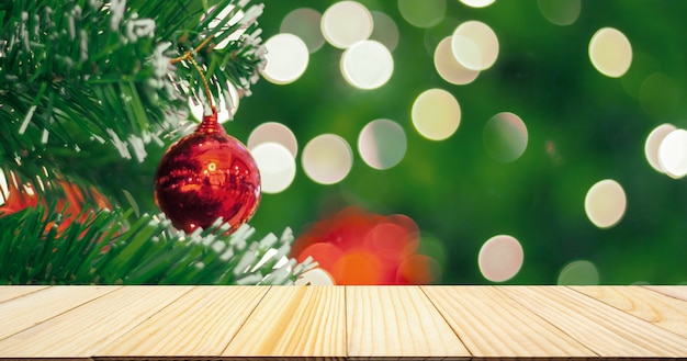 piano del tavolo in legno vuoto e sfocatura dell'albero di Natale