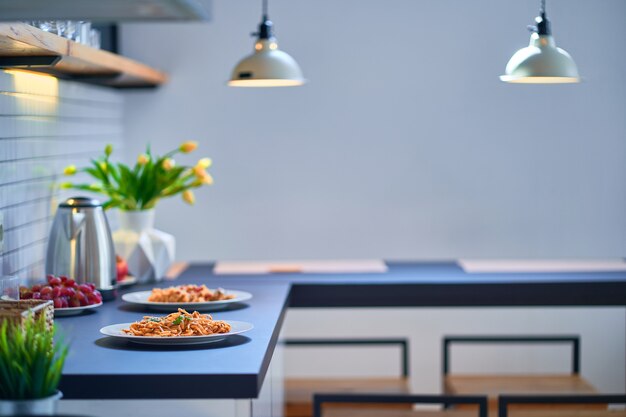 Piano del tavolo nero con piatti da portata in cucina moderna in stile loft