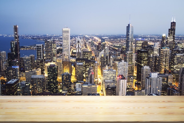 Piano del tavolo vuoto fatto di stampi in legno con vista sulla città di Chicago di notte sul modello di sfondo