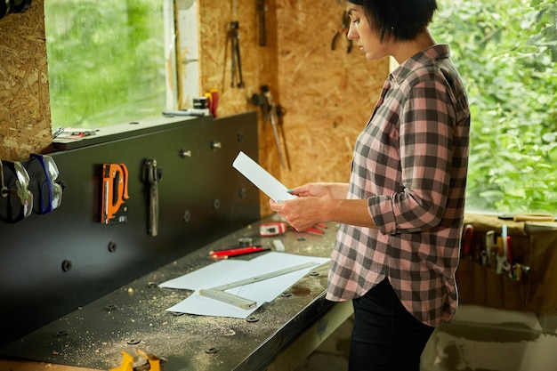 Piano di controllo dell'architetto donna del nuovo design dell'appartamento in officina