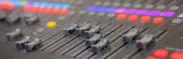 Piano di mixaggio dello studio di registrazione del suono Pannello di controllo del mixer musicale