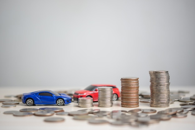 Piano finanzia investimenti e auto di risparmio. Moneta e auto sul tavolo contabilità aziendale e fiscale