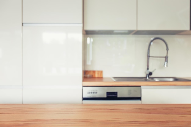 Piano in legno e cucina moderna