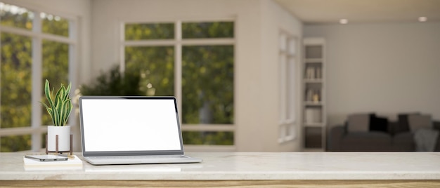 Piano in marmo bianco con mockup per laptop e spazio per la copia su soggiorno sfocato sullo sfondo