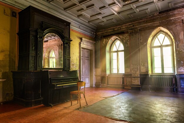 Piano nella sala del castello abbandonato di Sharovskiy o Sharovka, nella regione di Kharkov