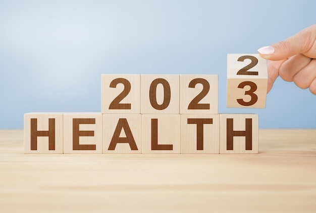 Piano per il 2023 per la visita medica e l'assicurazione sanitaria 2023 tempo per prendersi cura della propria salute Cubi di legno 2023 con testo Spazio copia salute