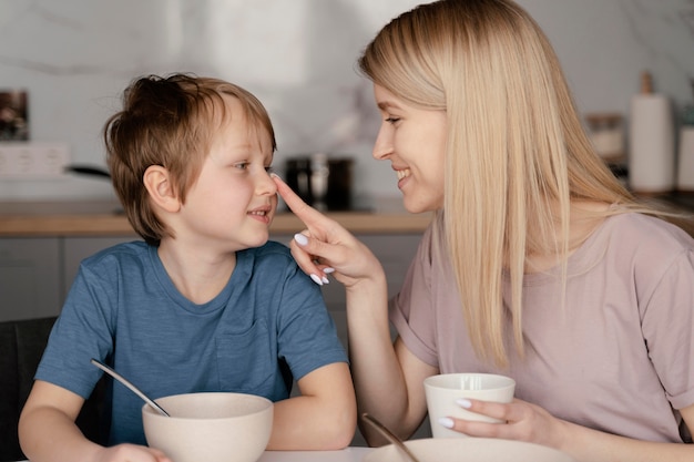 Piano piano madre e bambino a tavola