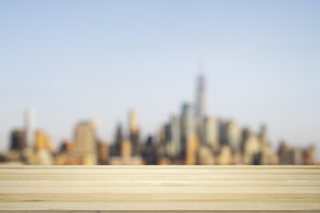 Piano portapaziente in legno bianco con bellissimo skyline sfocato in tempo soleggiato sul mockup di sfondo