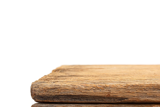 Piano tavolo in legno marrone su sfondo bianco. Può essere utilizzato per visualizzare o montare i tuoi prodotti