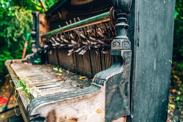 Pianoforte abbandonato coperto di erba, pianoforte fatiscente da una sponda del fiume fiume Vilnia nel quartiere degli artisti di Uzupis a Vilnius