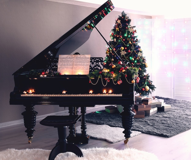 Pianoforte con decorazioni natalizie