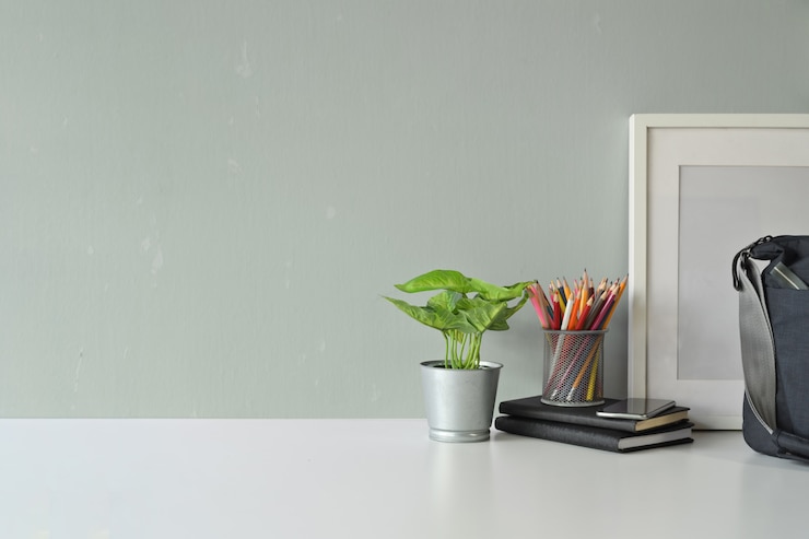 Foto pianta di area di lavoro contemporanea, poster mockup, borsa e spazio copia.