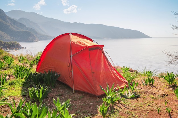 Pianta la tua tenda sulle spiagge di sabbia dorata e svegliati al suono rilassante delle onde che si infrangono contro la riva