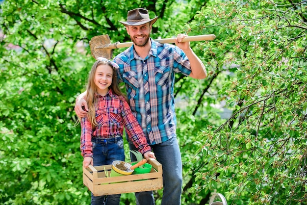 Pianta le tue verdure preferite Stagione della semina Orto di famiglia Trapianto di verdure dal vivaio o da un centro di giardinaggio Cura del giardino Piantare fiori Famiglia papà e figlia che piantano piante