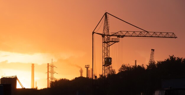 Pianta sulla fabbrica industriale del fondo di alba con la gru