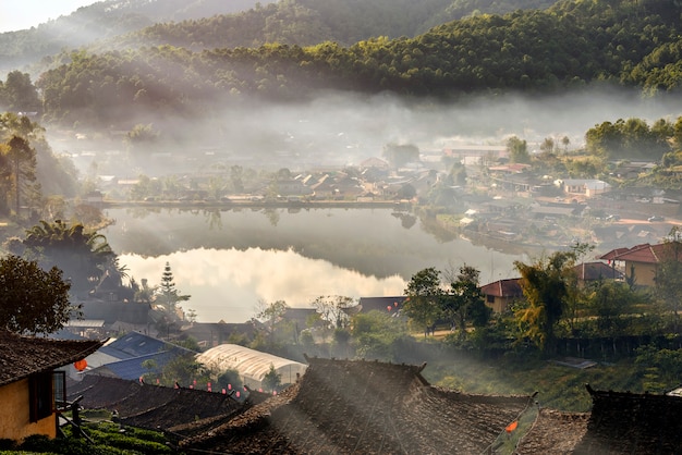 Piantagione di tè e villaggio a Ban Rak Thai, una popolare attrazione turistica. Provincia di Mae Hong Son, a nord della Thailandia.