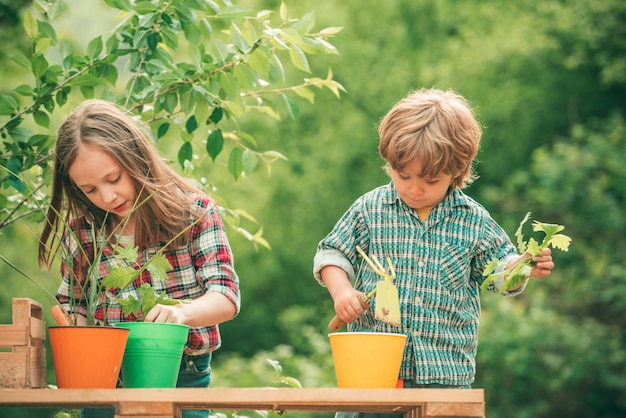Piantare fiori in vaso infanzia spensierata pala piantare fiori bambini americani in fattoria