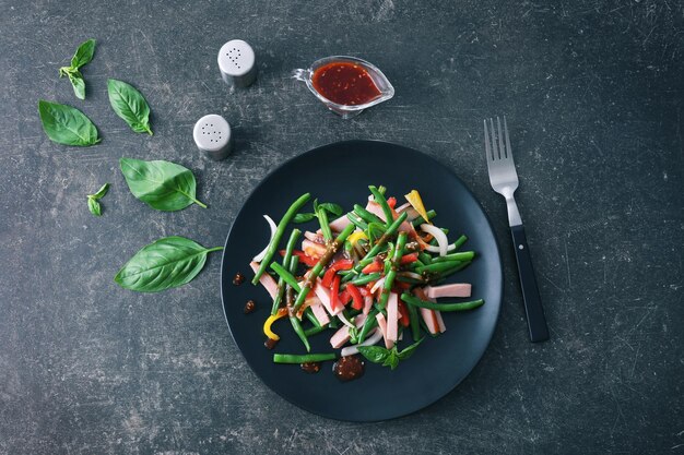 Piastra con deliziosa insalata di fagiolini sul tavolo della cucina