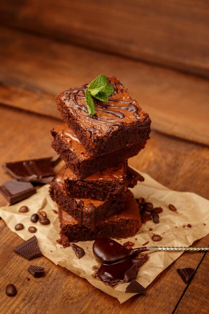 Piastra con deliziosi brownies al cioccolato