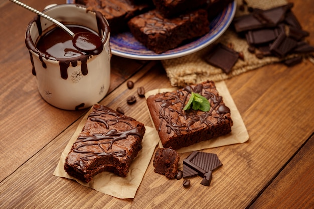 Piastra con deliziosi brownies al cioccolato