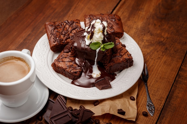 Piastra con deliziosi brownies al cioccolato