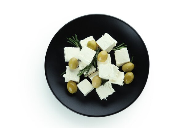 Piastra con formaggio feta, olive e rosmarino isolato su superficie bianca