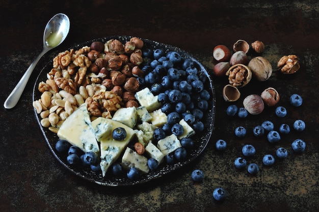 Piastra con formaggio, noci e mirtilli.