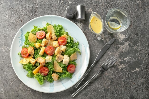 Piastra con gustosa insalata Caesar sul tavolo