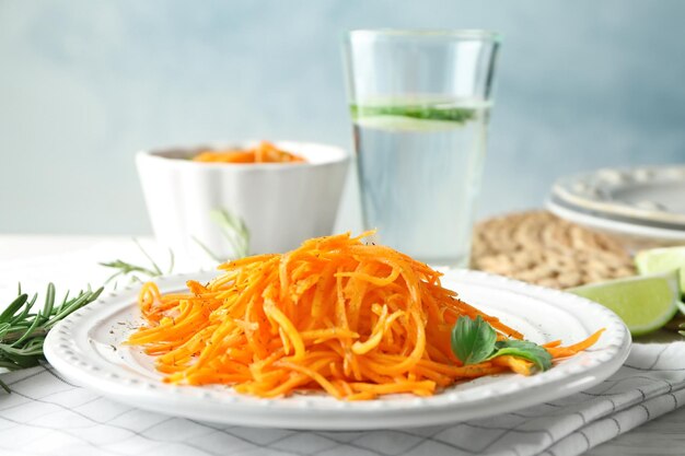 Piastra con gustosa insalata di carote sul tavolo