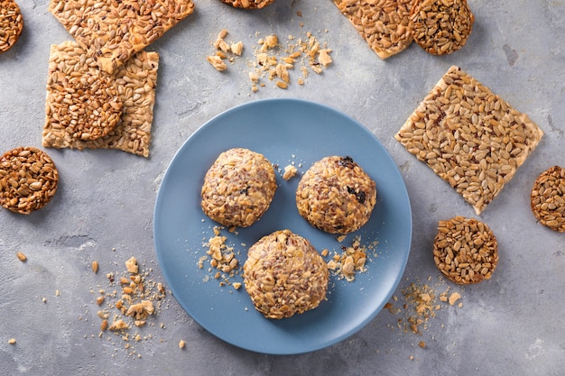 Piastra con gustosi biscotti dolci sul tavolo