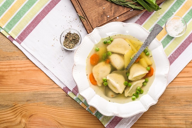 Piastra con gustoso brodo e gnocchi sul tavolo