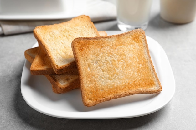 Piastra con gustoso pane tostato sul tavolo