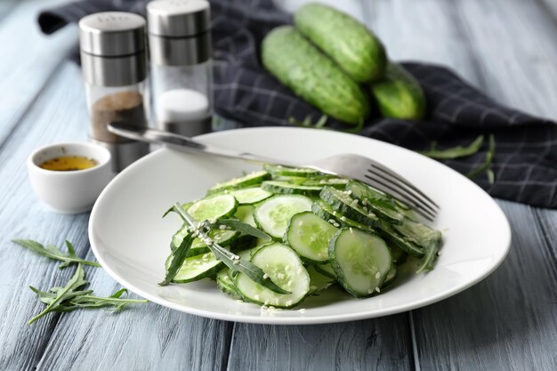 Piastra con insalata di cetrioli freschi sul tavolo