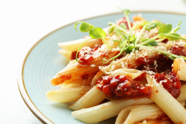 Piastra con pasta al pomodoro, da vicino