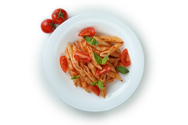 Piastra con pasta con salsa di pomodoro isolato su sfondo bianco isolato