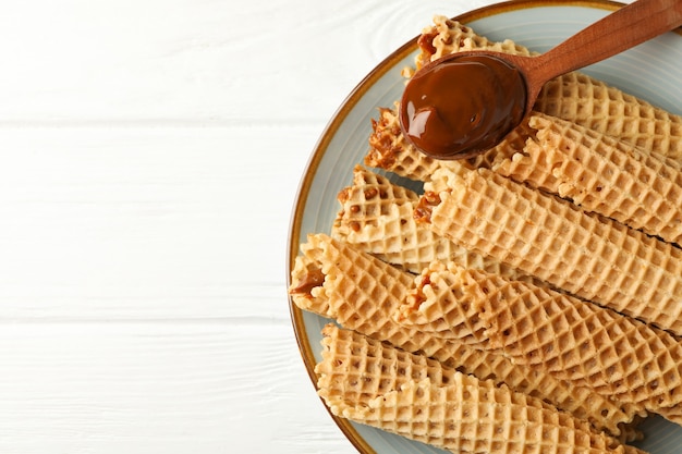 Piastra con rotoli di wafer con latte condensato, vista dall'alto