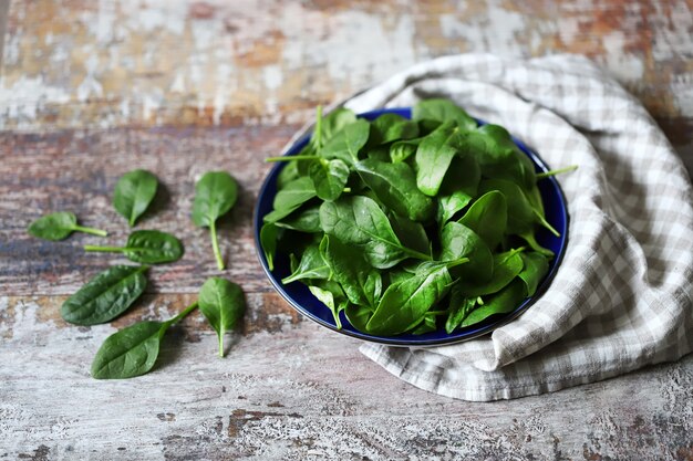 Piastra con spinaci su una superficie di legno.