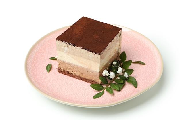 Piastra con torta tiramisù isolata su sfondo bianco