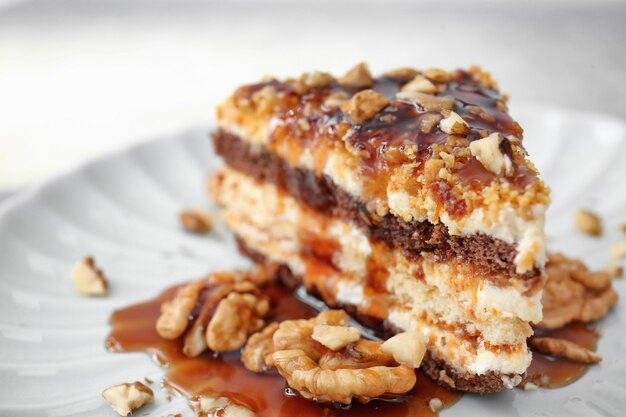 Piastra con un pezzo di deliziosa torta al caramello sul tavolo