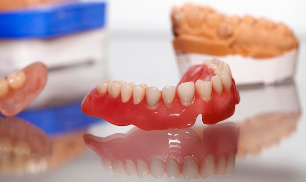 Piastra dentale in porcellana di zirconio nel negozio di dentisti Foto