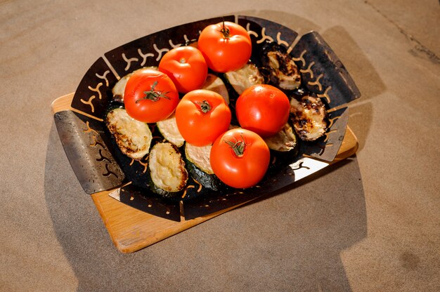 Piastra griglia con melanzane grigliate e pomodori freschi