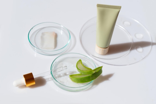 Piastra Petri in vetro con siero puro trasparente per la cura della pelle