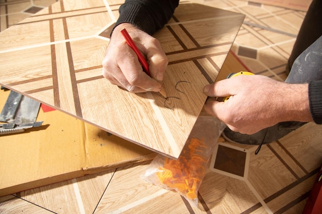 Piastrella di ceramica della marcatura del lavoratore con la matita