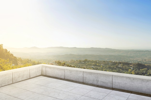 Piastrelle a terrazza con vista panoramica verde e piccolo villaggio